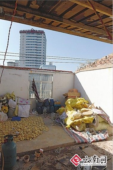 北京大风掀铁皮屋顶