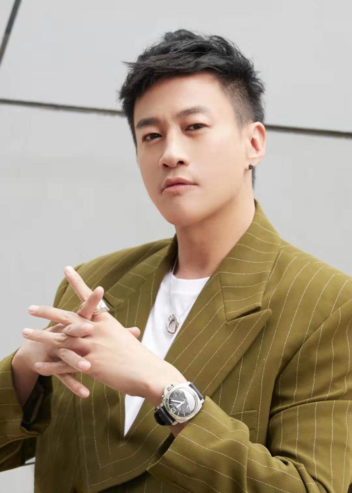 网友领证偶遇吴彦祖