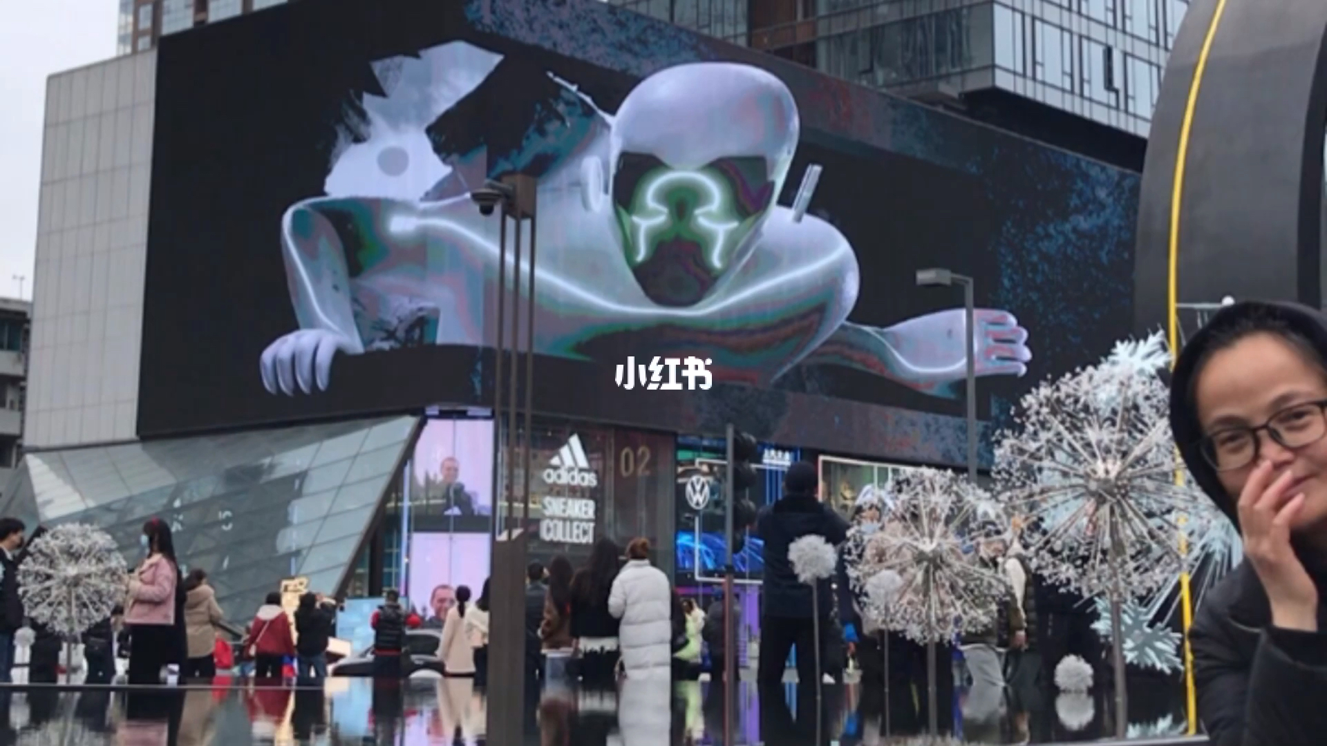 成都春熙路巨型3D蛇太逼真引争议