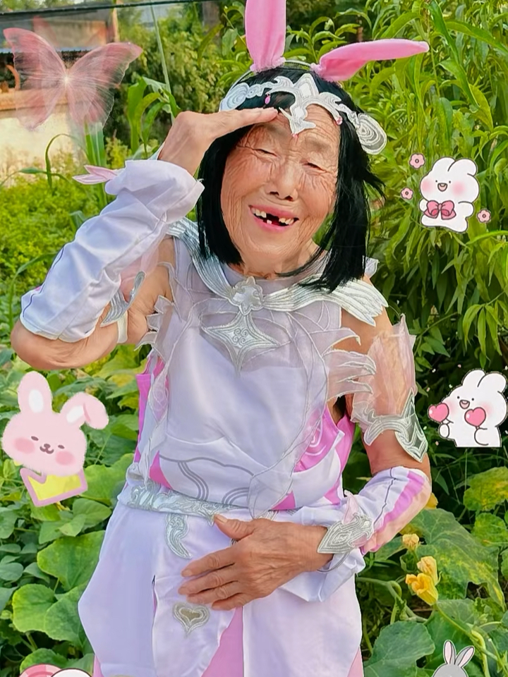 有一个陪我cos的外婆是什么体验