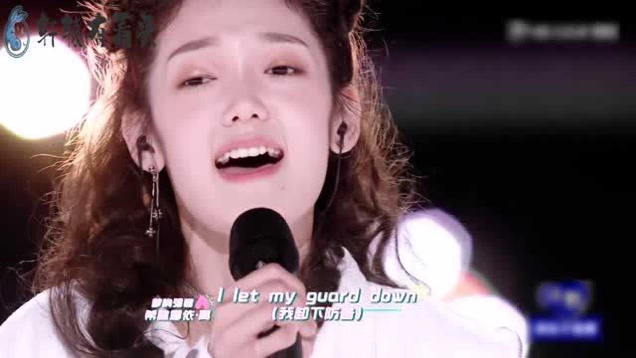 希林娜依高话筒磕到了嘴