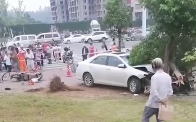小车遭夹击2人身亡