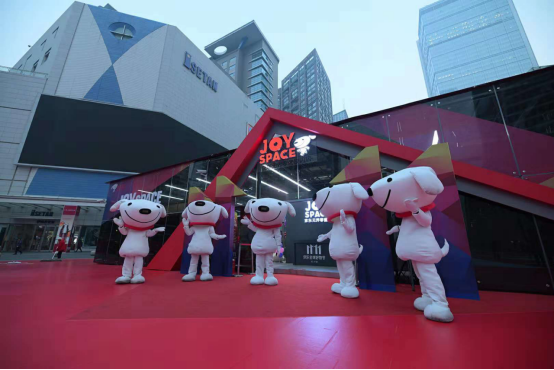 成都春熙路巨型3D蛇太逼真引争议