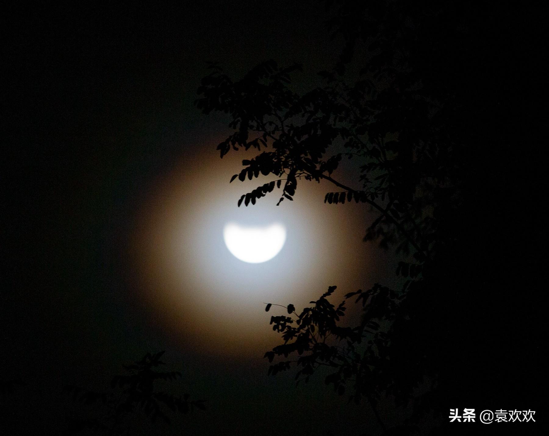 新疆多地现不明飞行物：和月亮一样亮