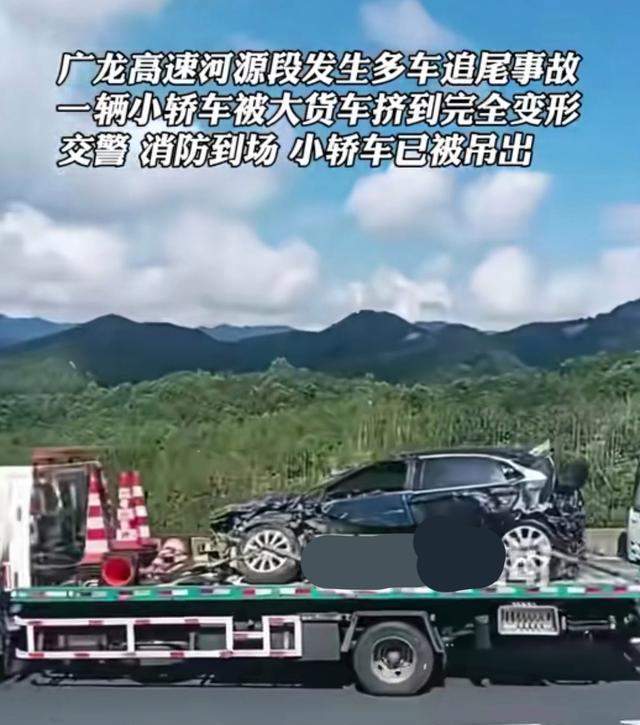 小车遭夹击2人身亡