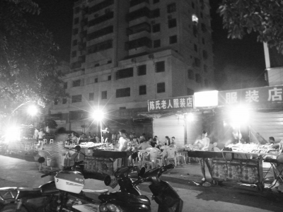 夜宵摊扰民 业主投诉无果放哀乐