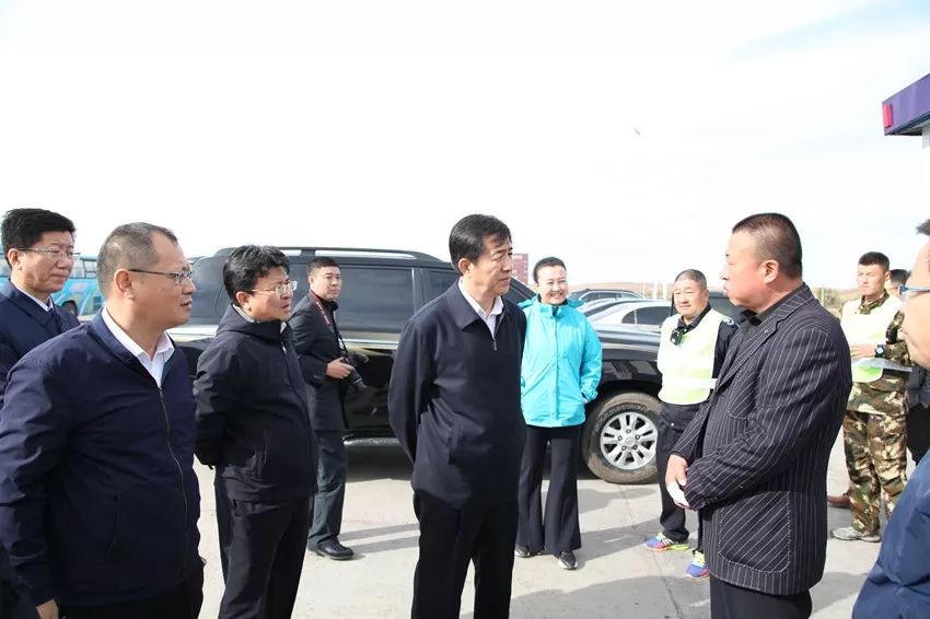 河中现死鱼 市委书记现场察看