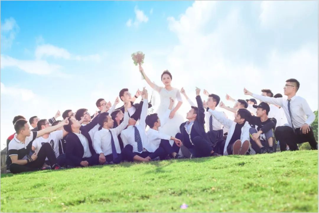 全班去医院陪患病同学拍毕业照