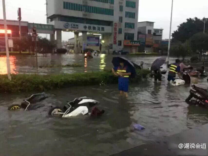 广西梧州一地暴雨冲走10多辆车