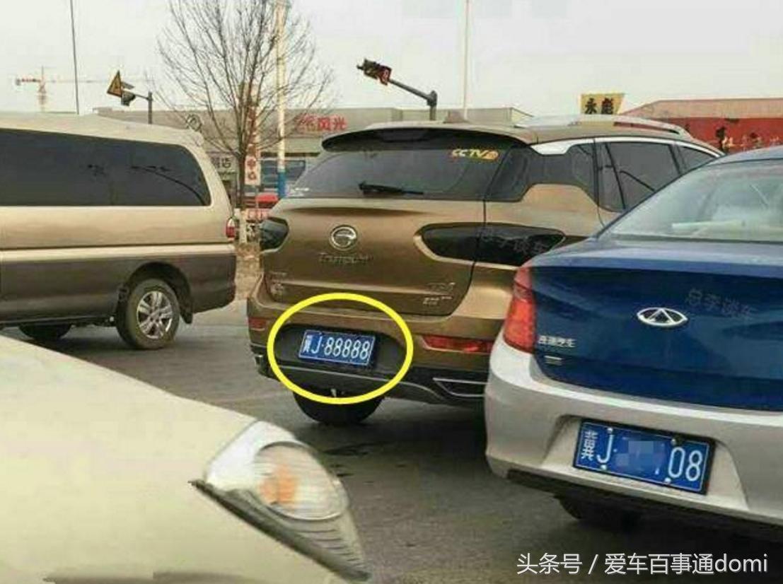小孩用自喷漆将小区多辆车车牌喷黑