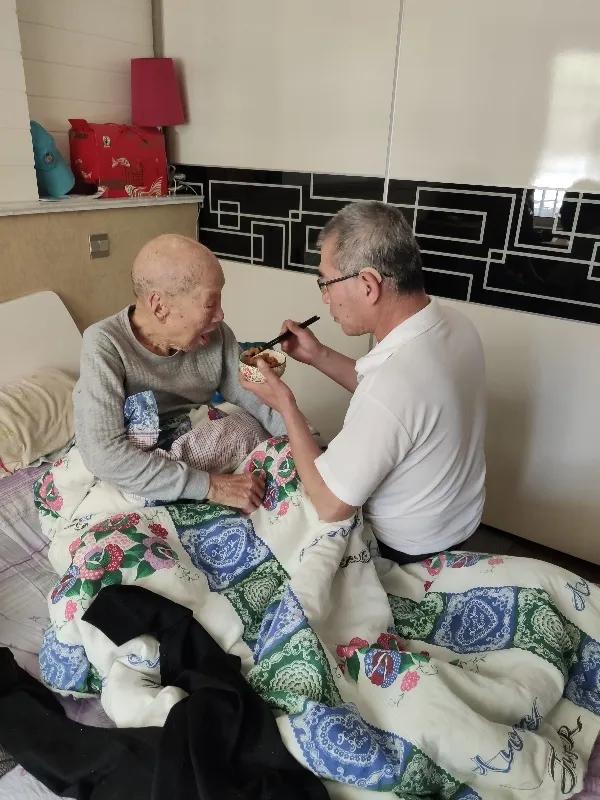 孤老去世留下房产邻居要求分一半
