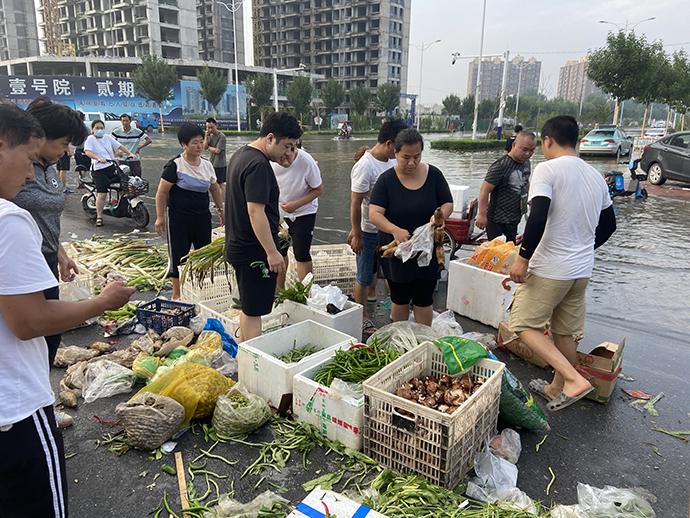 武汉暴雨路面被淹男子蹚水过街