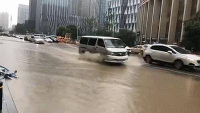 突发！武昌车站因暴雨被淹，现场一片狼藉！最新救援进展曝光
