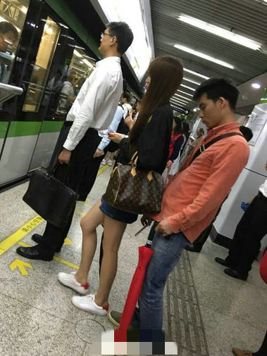 震惊！高校男生偷拍女性被当场抓获，校方回应引热议