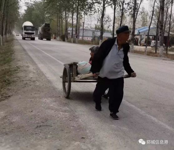 惊魂一幕！拉粪车急刹粪水倾出将大爷泼翻在地，责任谁来担？