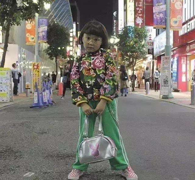 "震惊！博主称不穿校服上学天塌不下来，教育界炸锅了！"
