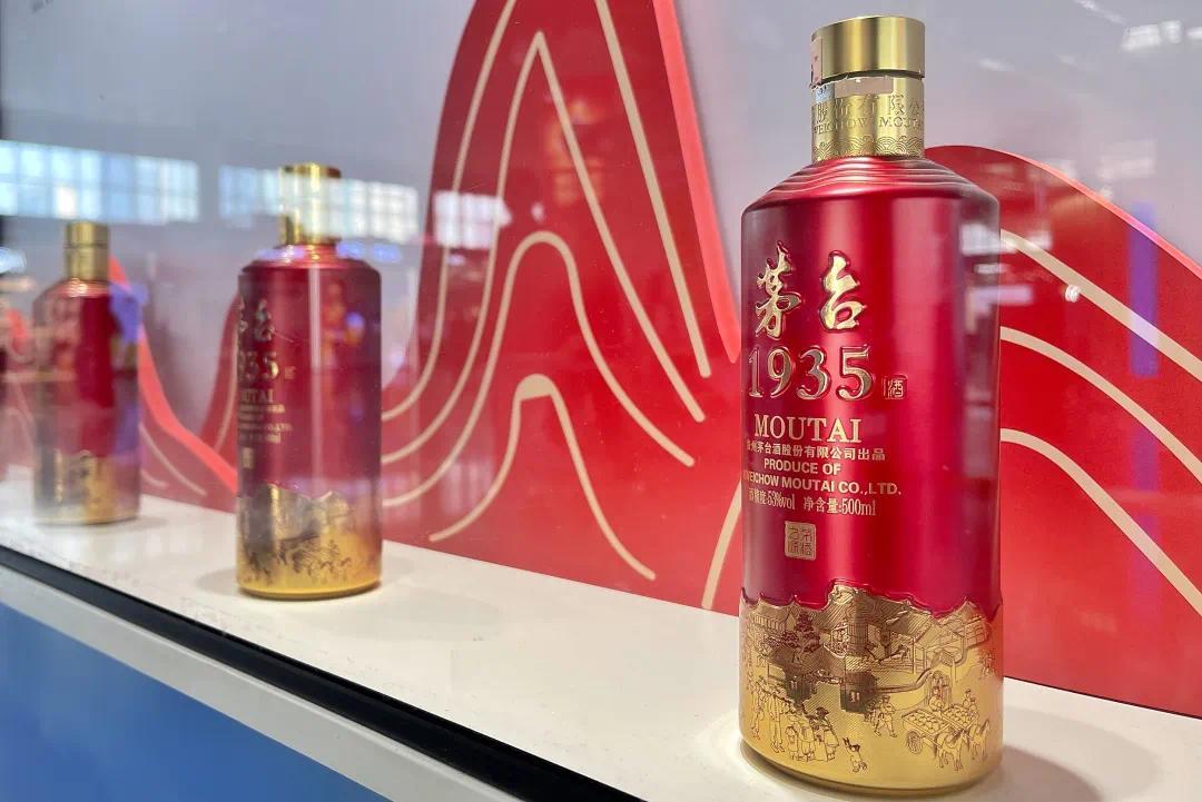 震惊！白酒三巨头集体失守千元线，行业寒冬还是蓄势待发？