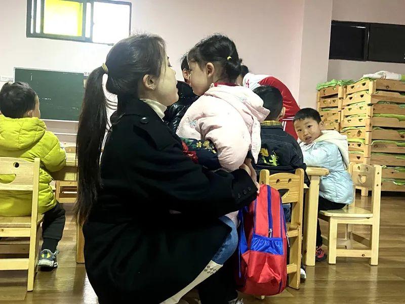 震惊！女幼师下班途中遭男子连刺13刀身亡，凶手动机成谜