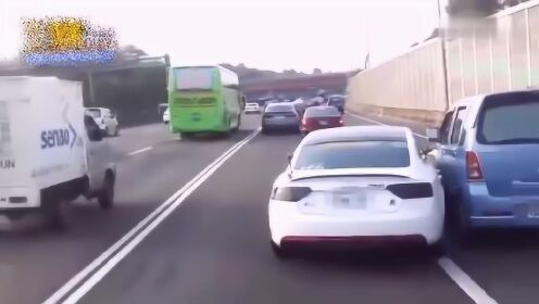 "无耻！白车加塞被撞反咬一口遭交警拆穿，结局大快人心！"