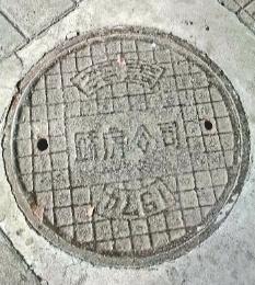 惊险！武汉暴雨街头有车“吃井盖”，市民直呼太危险！