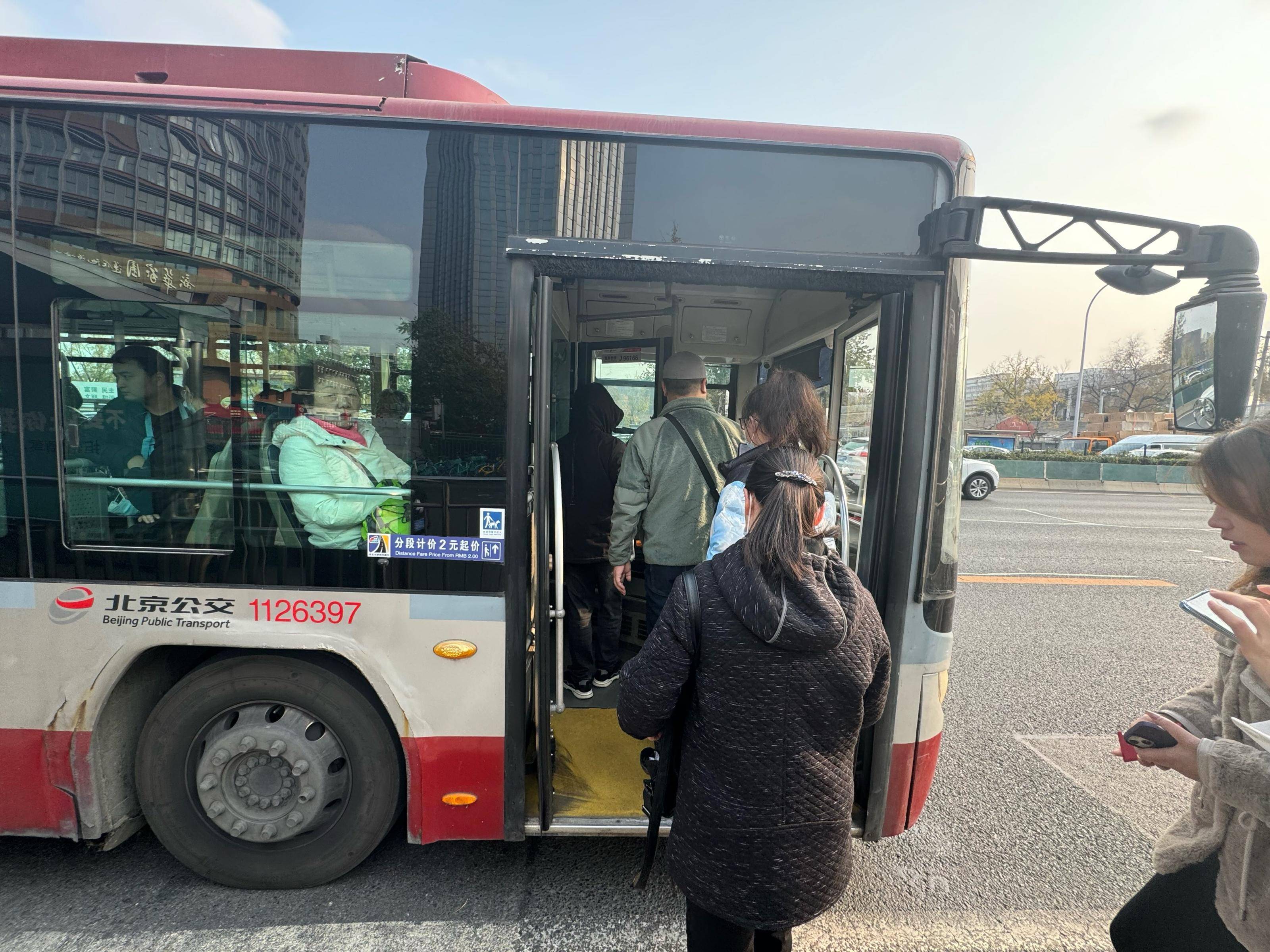 "震撼体验！第一次坐上会导盲的公交车，科技让出行无障碍"