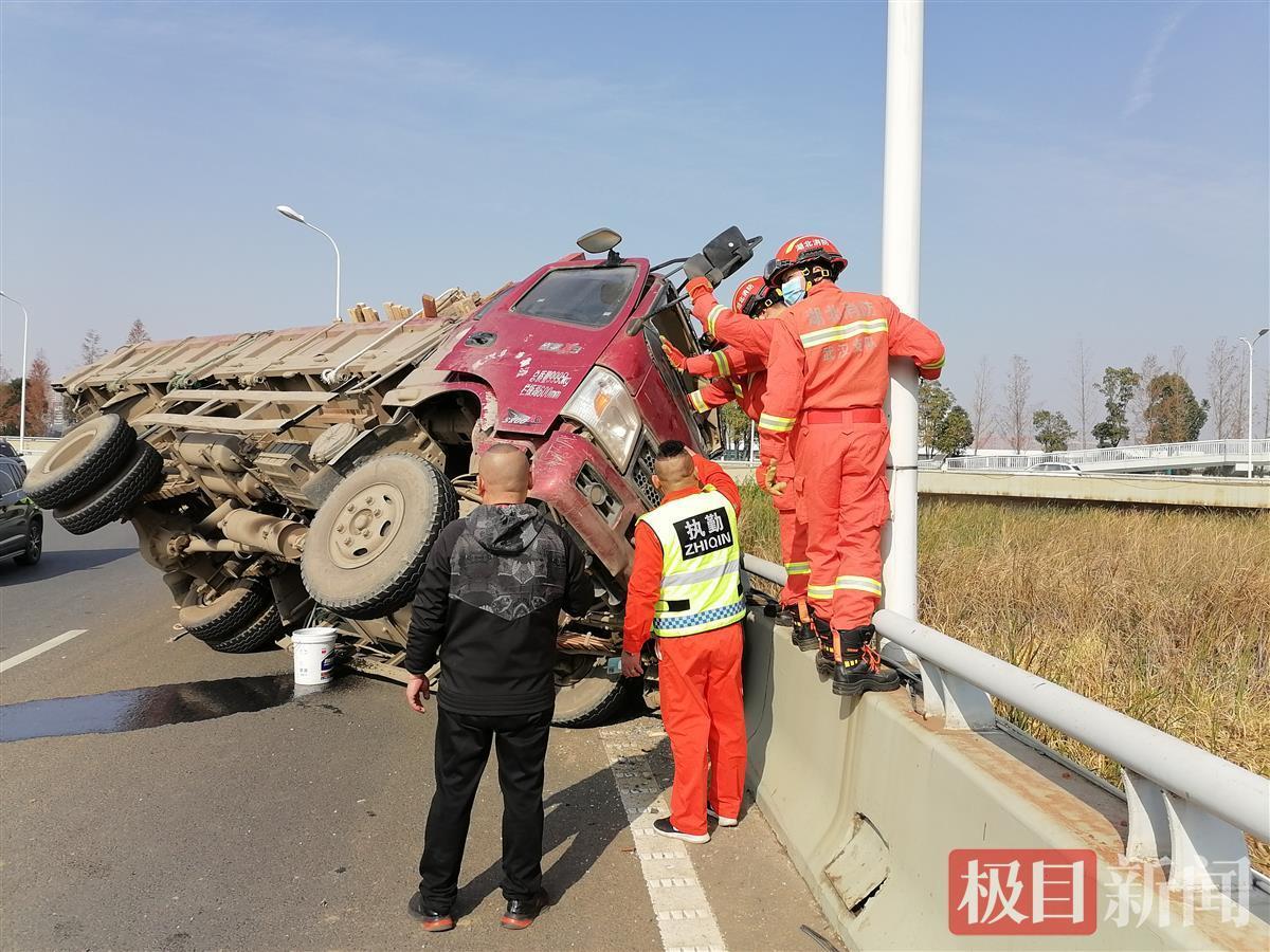 突发！武汉经开区载客汽车侧翻致3死4伤，事故背后隐藏哪些安全隐患？