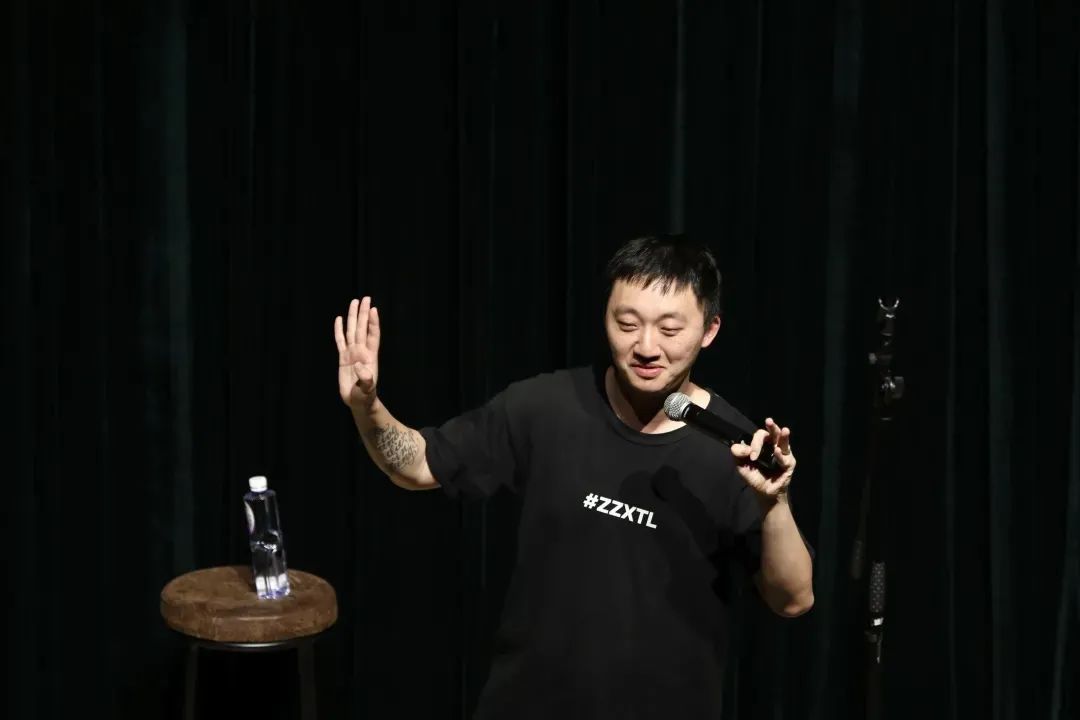 大V怒批特朗普“关税风暴”只是政治表演？背后真相令人震惊！