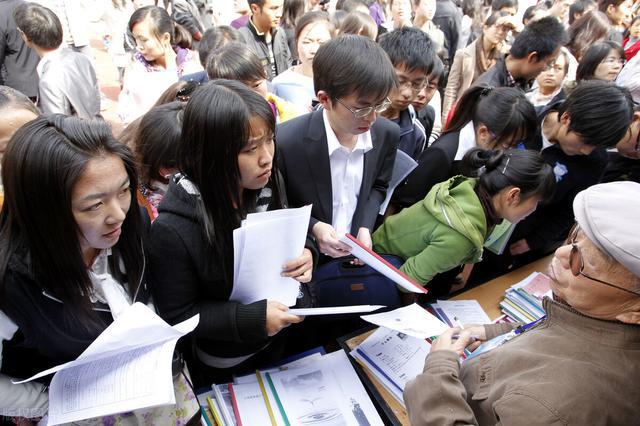 震惊！特朗普怒批哈佛学生连2+2都不会？教育危机真相大揭秘！