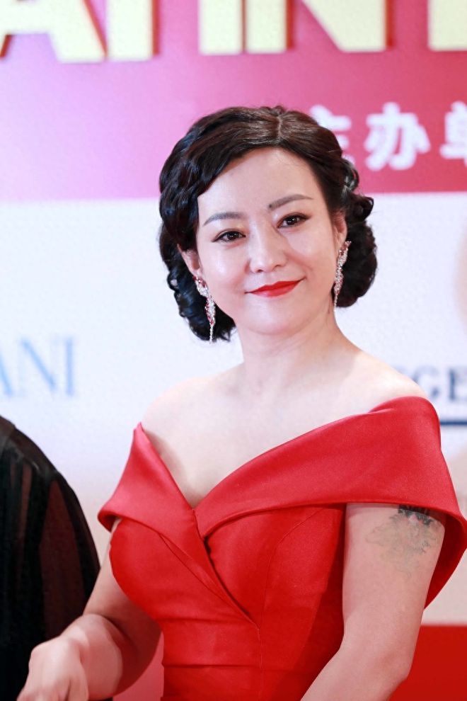 郝蕾不红就是原罪，红了怎么都对？揭秘娱乐圈的残酷生存法则