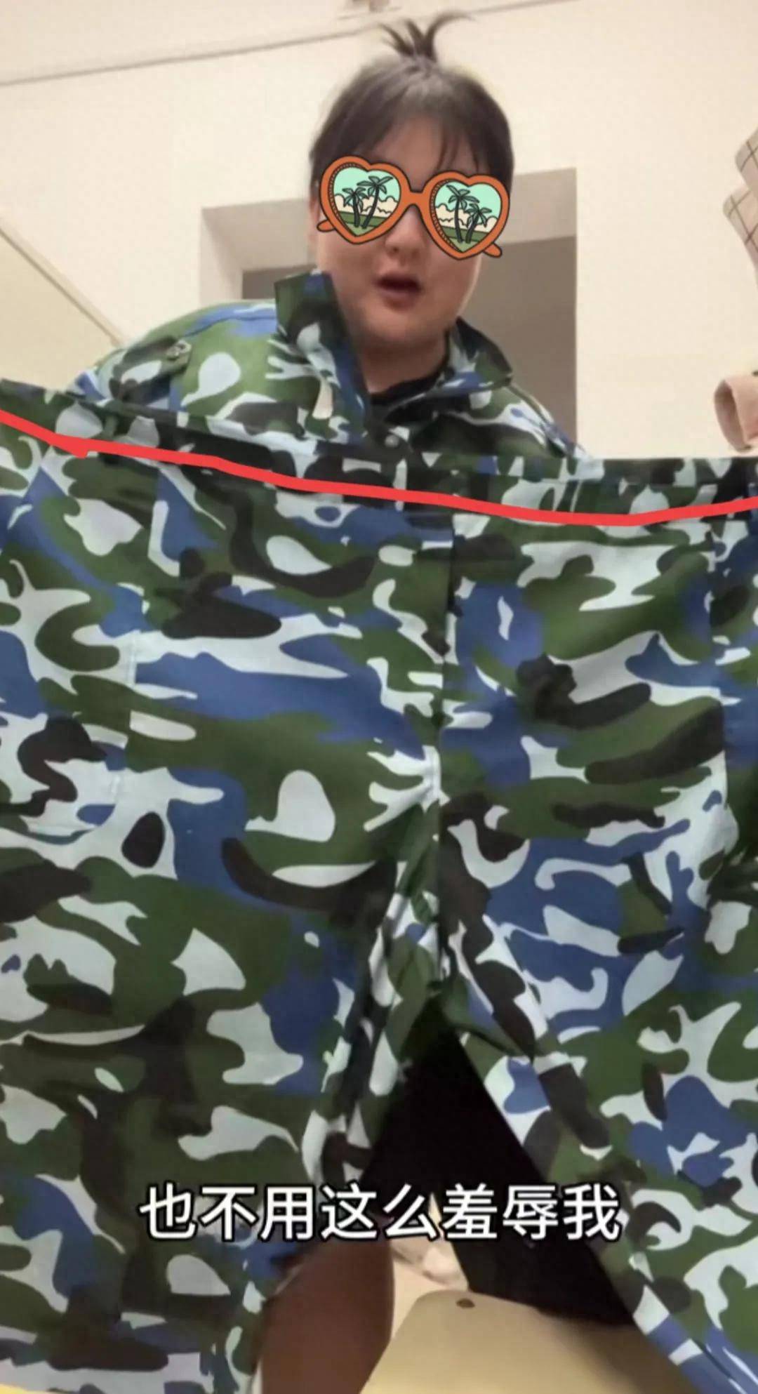 "300万人票选'史上最丑军训服'引热议！新生崩溃我的青春塌方了！"