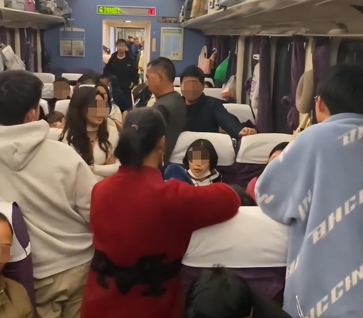 暖心时刻！这一刻 全车乘客都是她的家人，发生了什么？